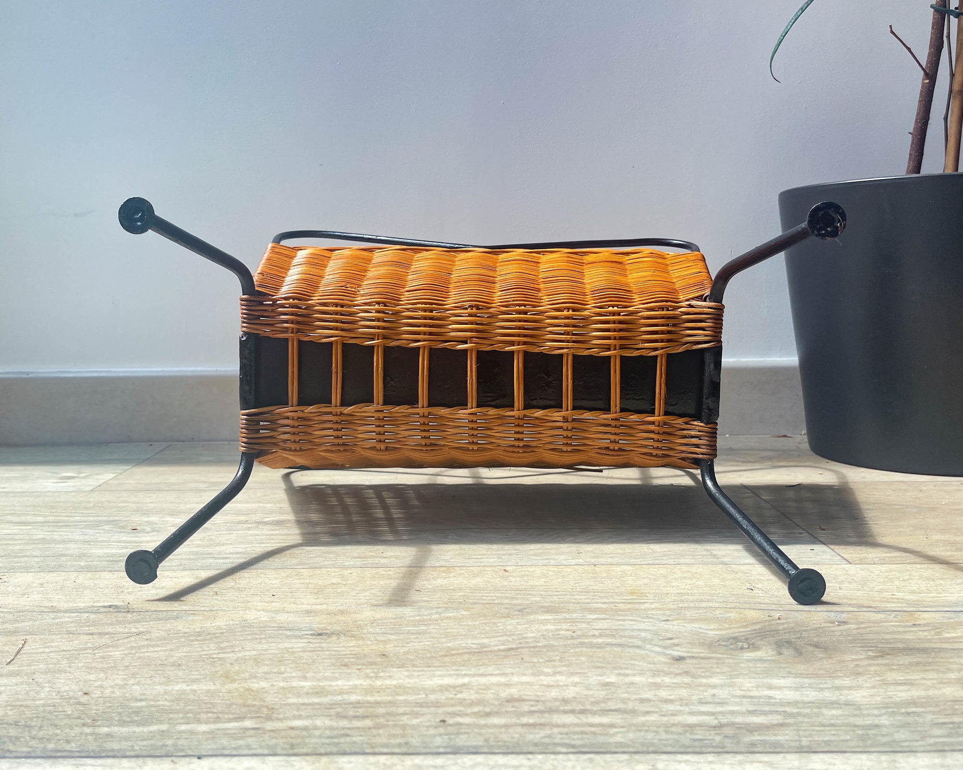 Porte revues vintage osier et métal 1970