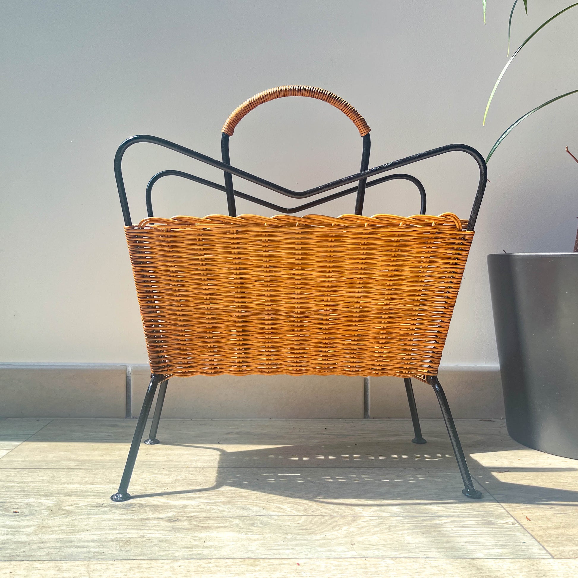 Porte revues vintage osier et métal 1970