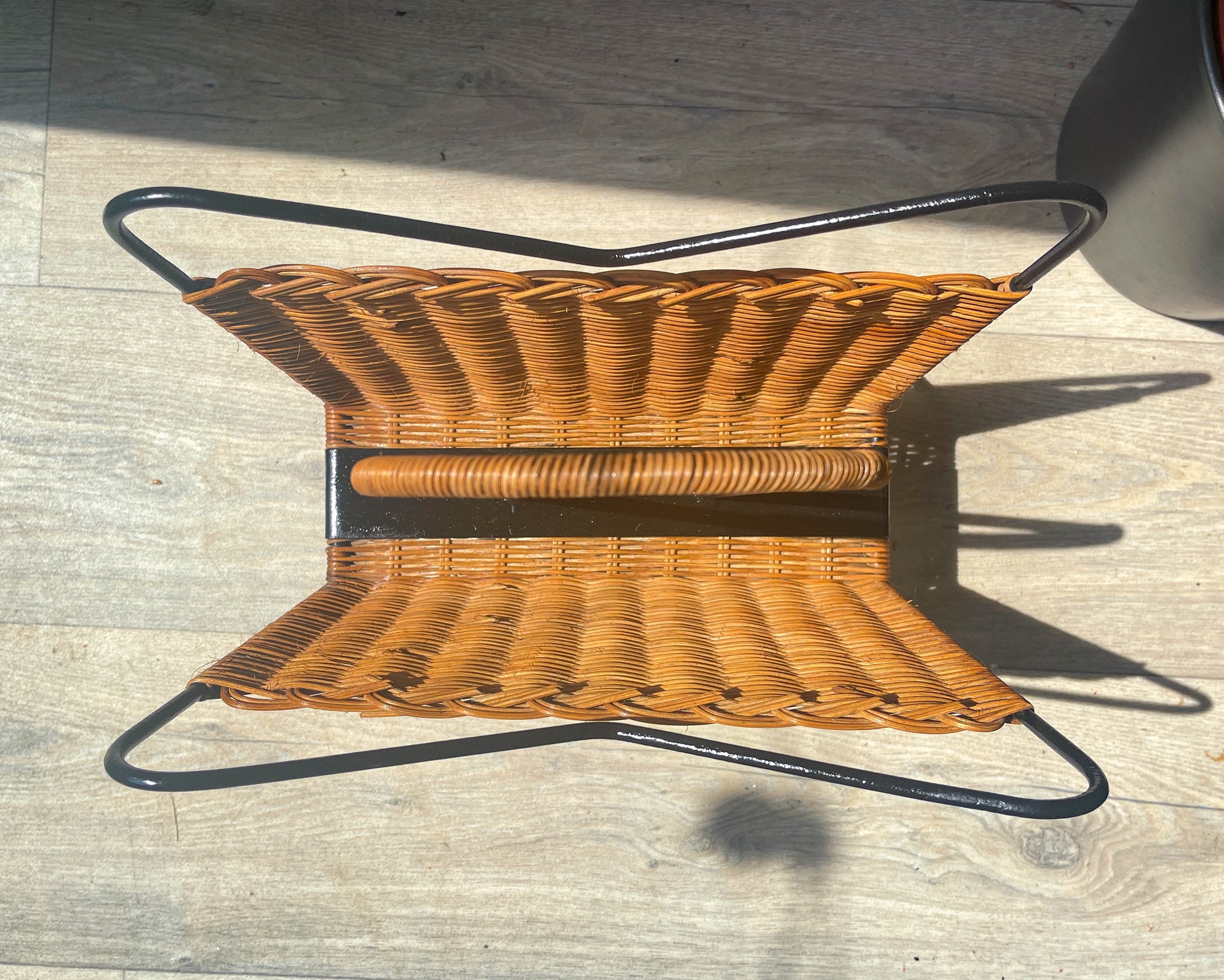 Porte revues vintage osier et métal 1970