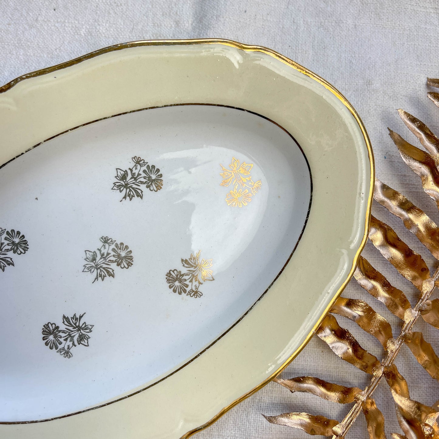 Ravier porcelaine vintage blanche et jaune - L'Amandinoise 1950 - Motif fleuri doré - Vaisselle ancienne française - Petit plat vintage