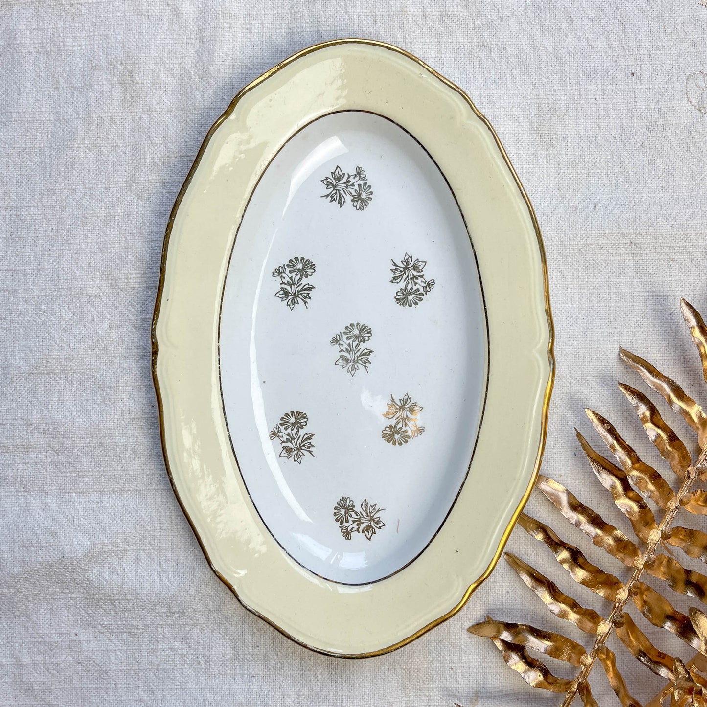 Ravier porcelaine vintage blanche et jaune - L'Amandinoise 1950 - Motif fleuri doré - Vaisselle ancienne française - Petit plat vintage