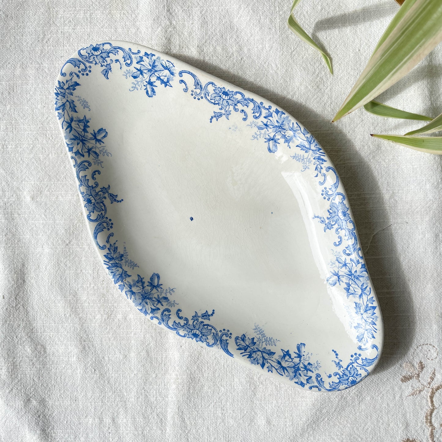 Ravier vintage Terre de fer bleue ST AMAND & HAMMAGE modèle "Campanule"
