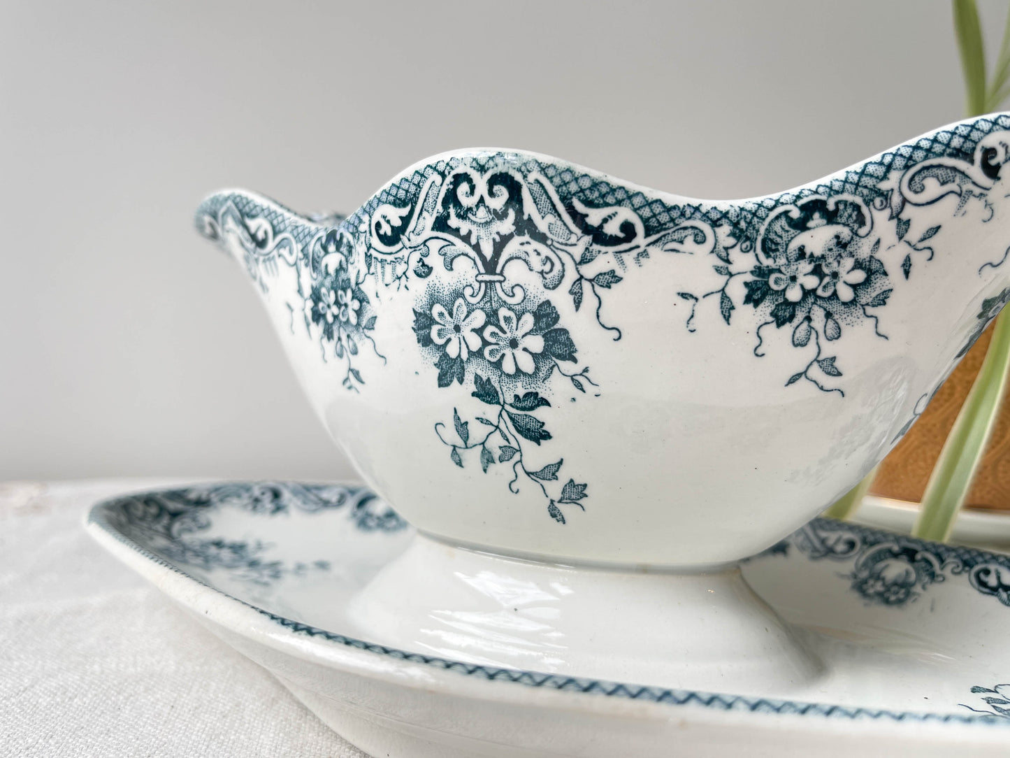 Saucière vintage Terre de fer Française motif fleuri
