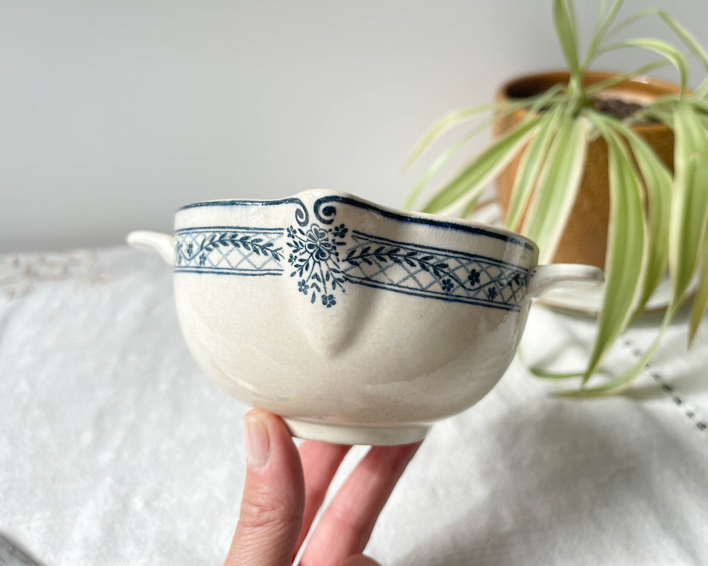 Saucière vintage Terre de fer bleue Salins modèle Arbois Ennege