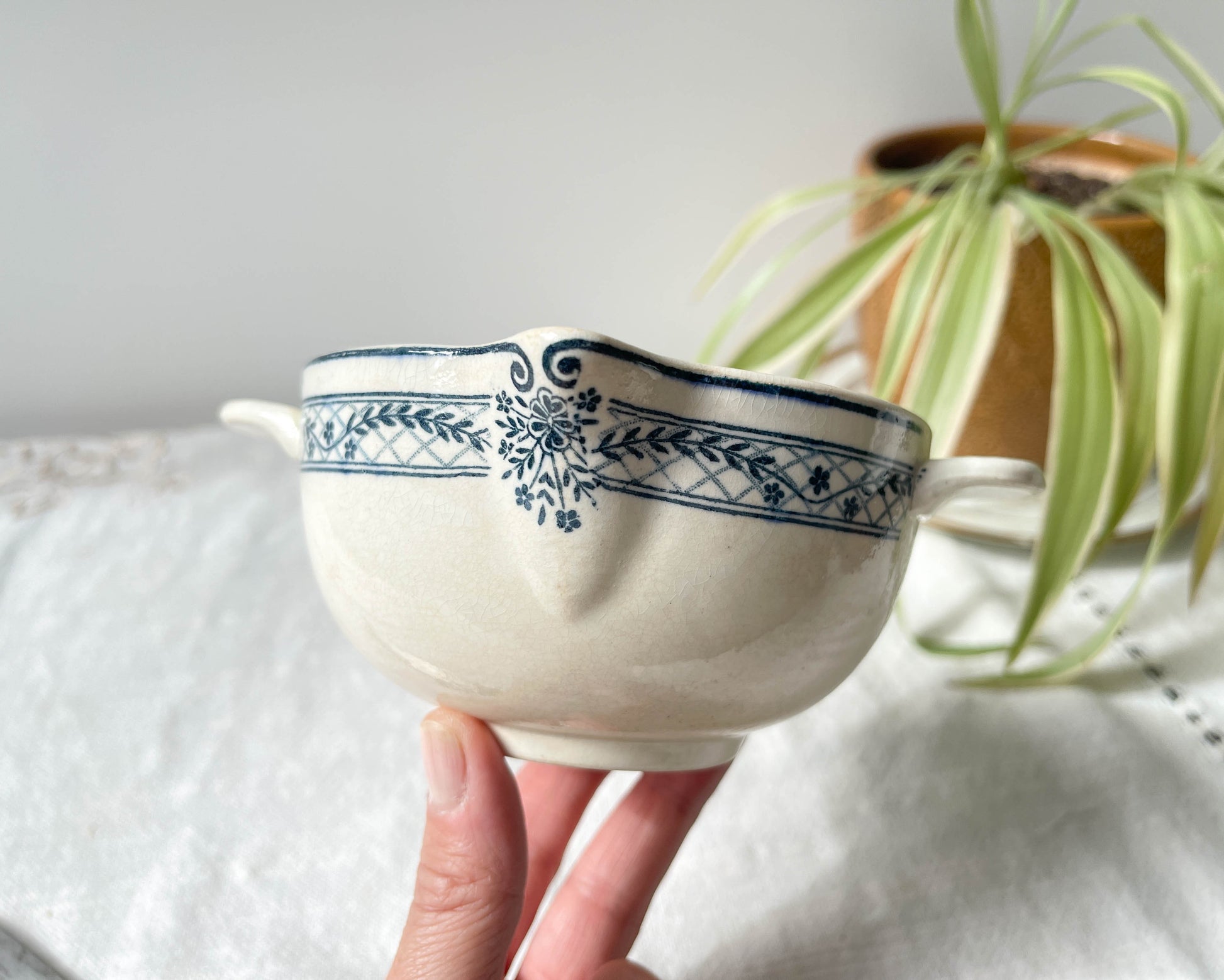 Saucière vintage Terre de fer bleue Salins modèle Arbois Ennege