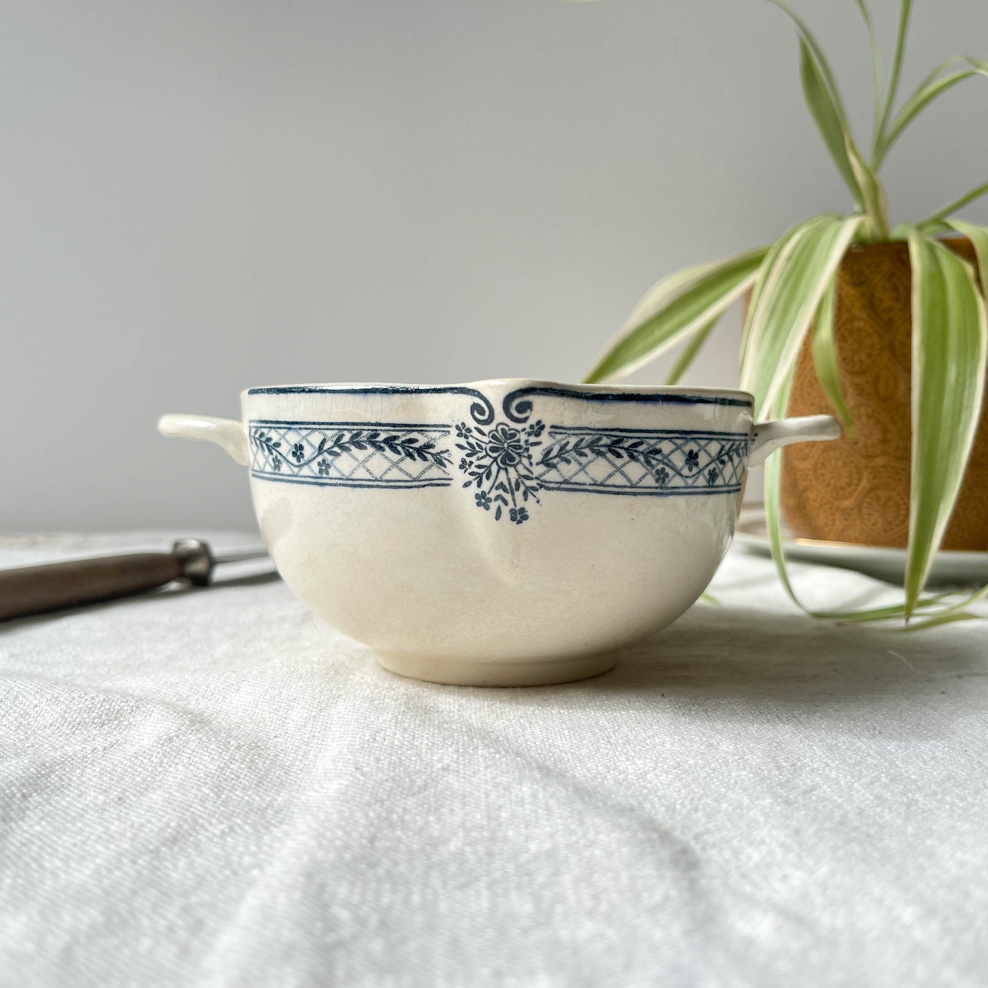Saucière vintage Terre de fer bleue Salins modèle Arbois Ennege