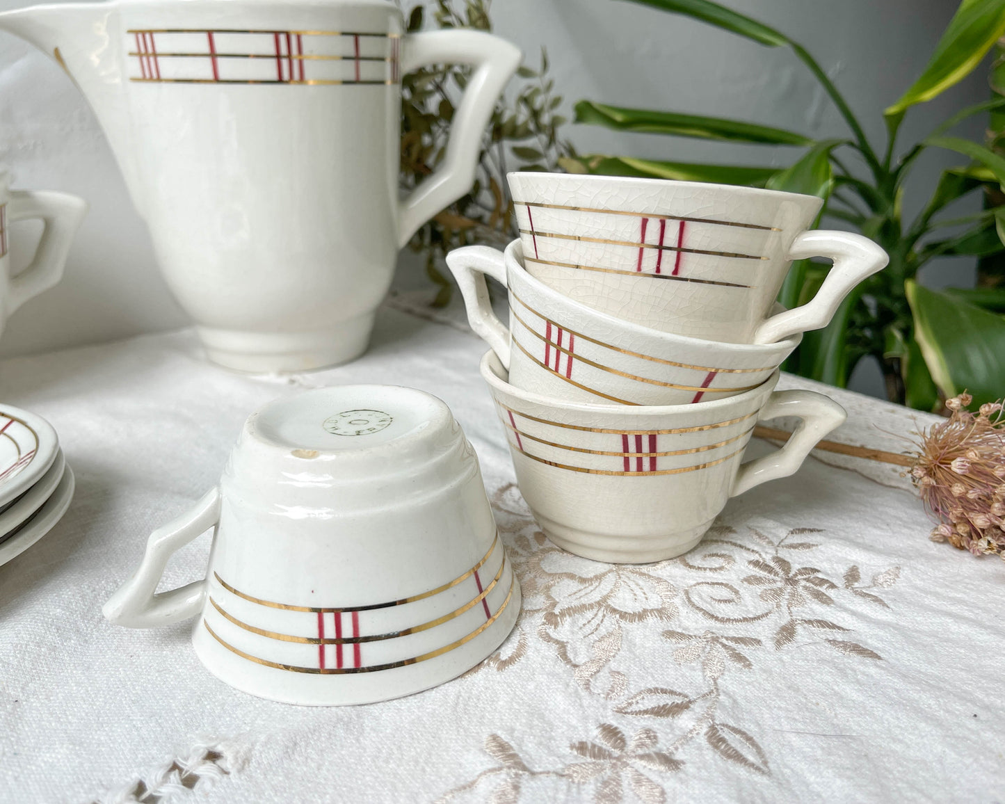 Service à thé vintage en porcelaine blanche à rayures Moulin des Loups Orcerame modèle "Richelieu"