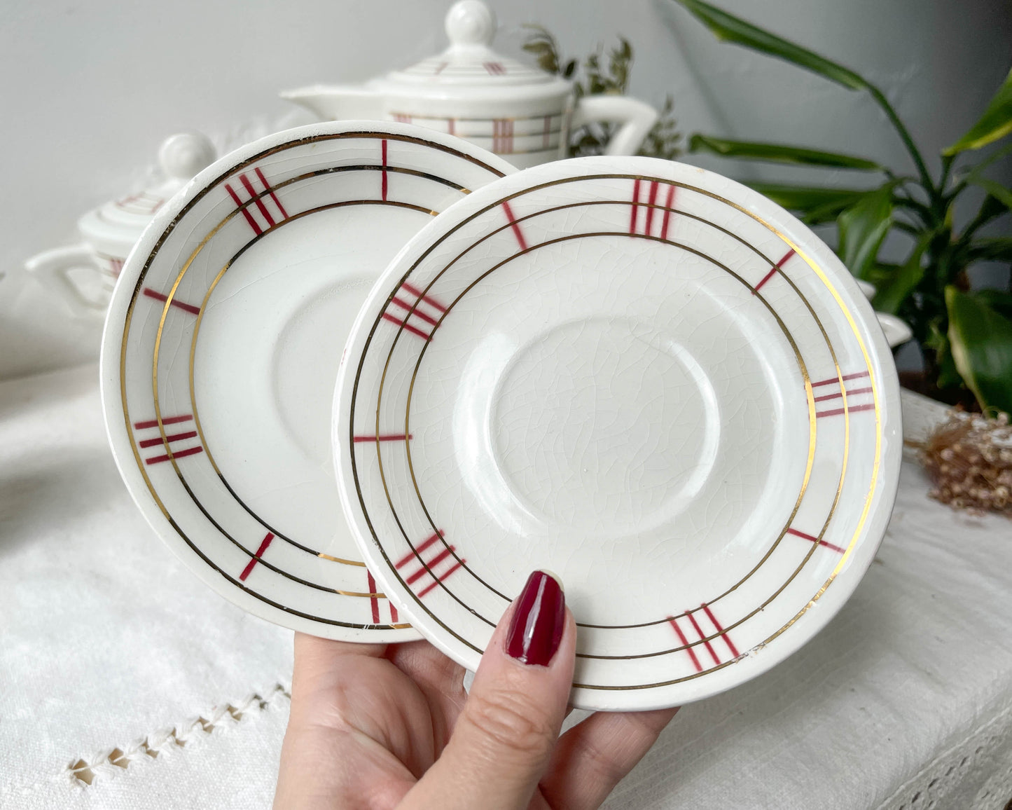 Service à thé vintage en porcelaine blanche à rayures Moulin des Loups Orcerame modèle "Richelieu"