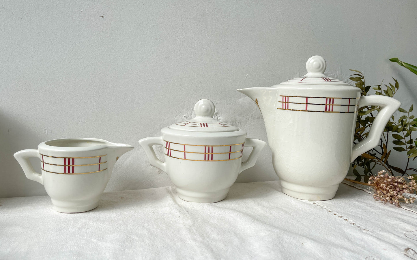 Service à thé vintage en porcelaine blanche à rayures Moulin des Loups Orcerame modèle "Richelieu"