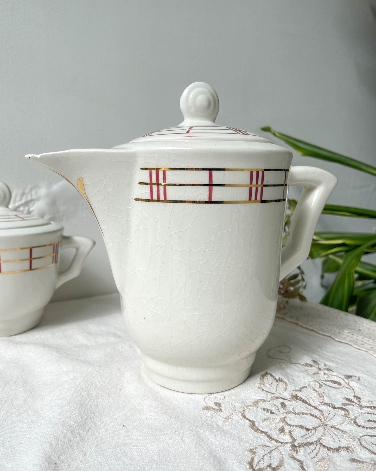 Service à thé vintage en porcelaine blanche à rayures Moulin des Loups Orcerame modèle "Richelieu"