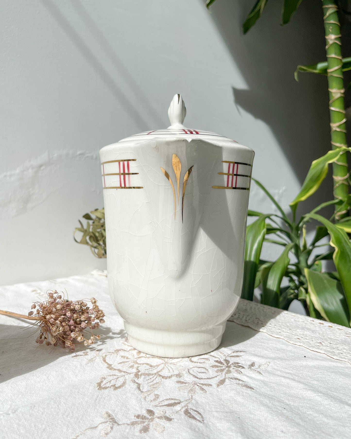 Service à thé vintage en porcelaine blanche à rayures Moulin des Loups Orcerame modèle "Richelieu"