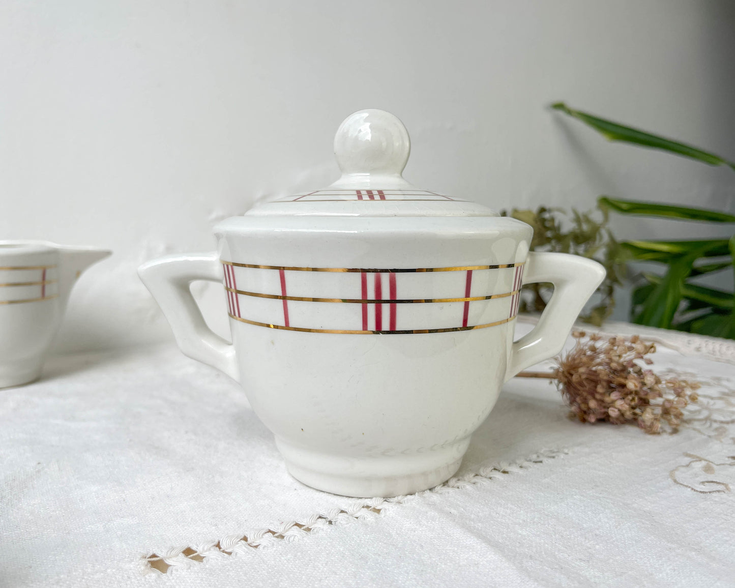 Service à thé vintage en porcelaine blanche à rayures Moulin des Loups Orcerame modèle "Richelieu"