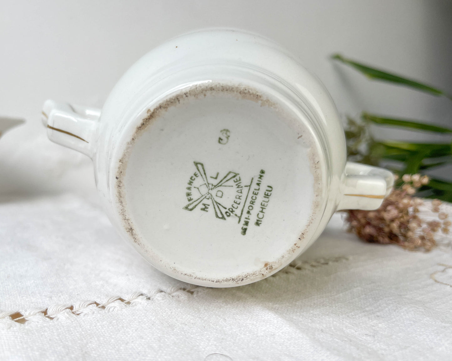 Service à thé vintage en porcelaine blanche à rayures Moulin des Loups Orcerame modèle "Richelieu"