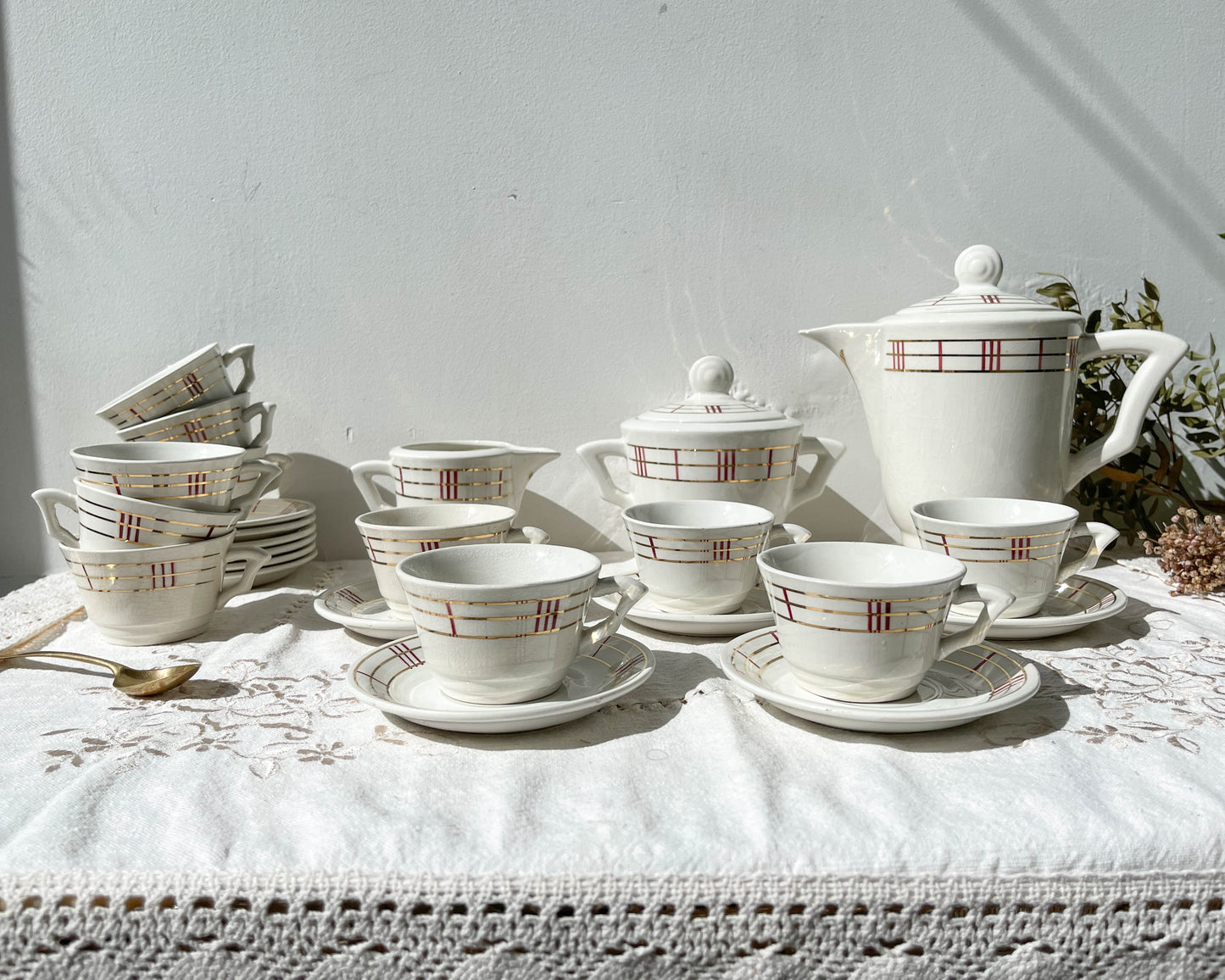 Service à thé vintage en porcelaine blanche à rayures Moulin des Loups Orcerame modèle "Richelieu"
