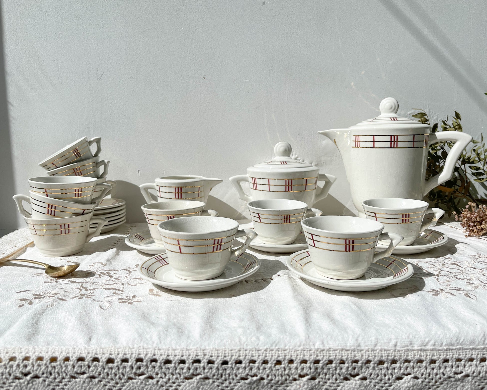 Service à thé vintage en porcelaine blanche à rayures Moulin des Loups Orcerame modèle "Richelieu"