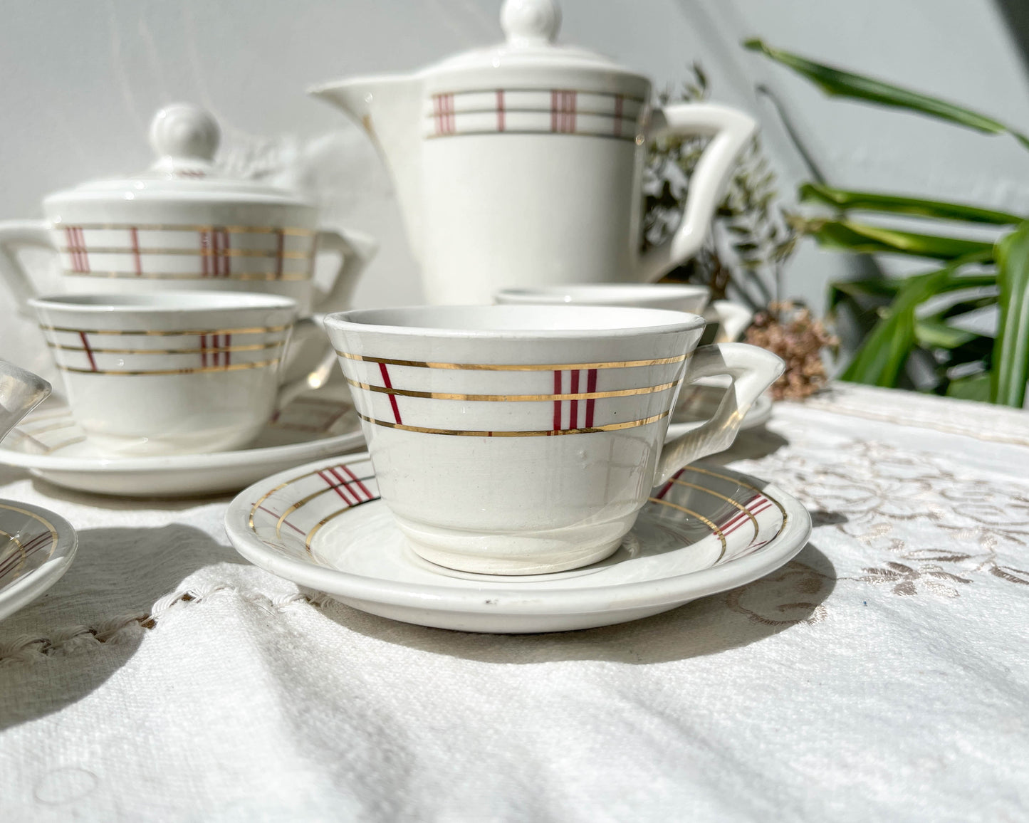 Service à thé vintage en porcelaine blanche à rayures Moulin des Loups Orcerame modèle "Richelieu"
