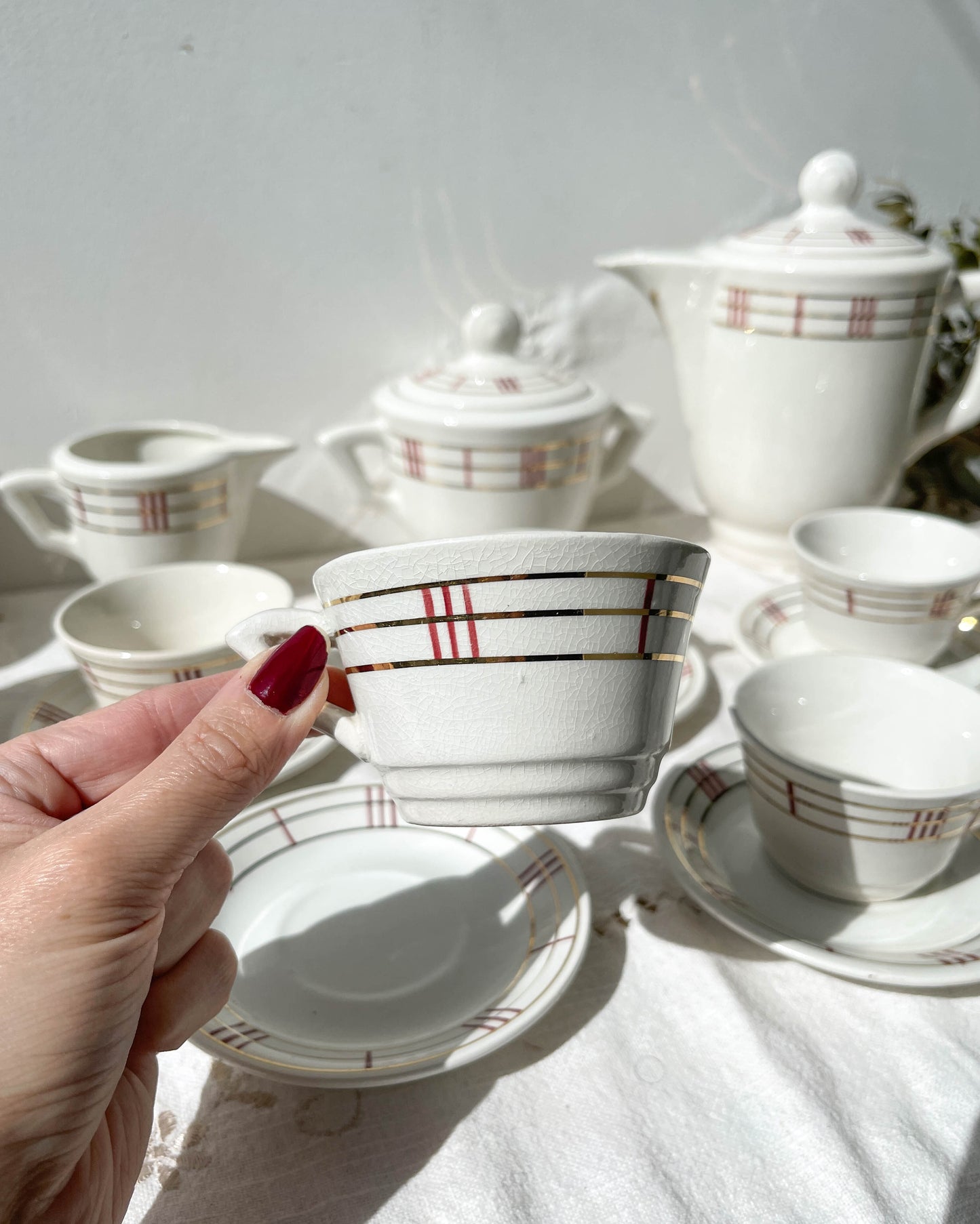 Service à thé vintage en porcelaine blanche à rayures Moulin des Loups Orcerame modèle "Richelieu"
