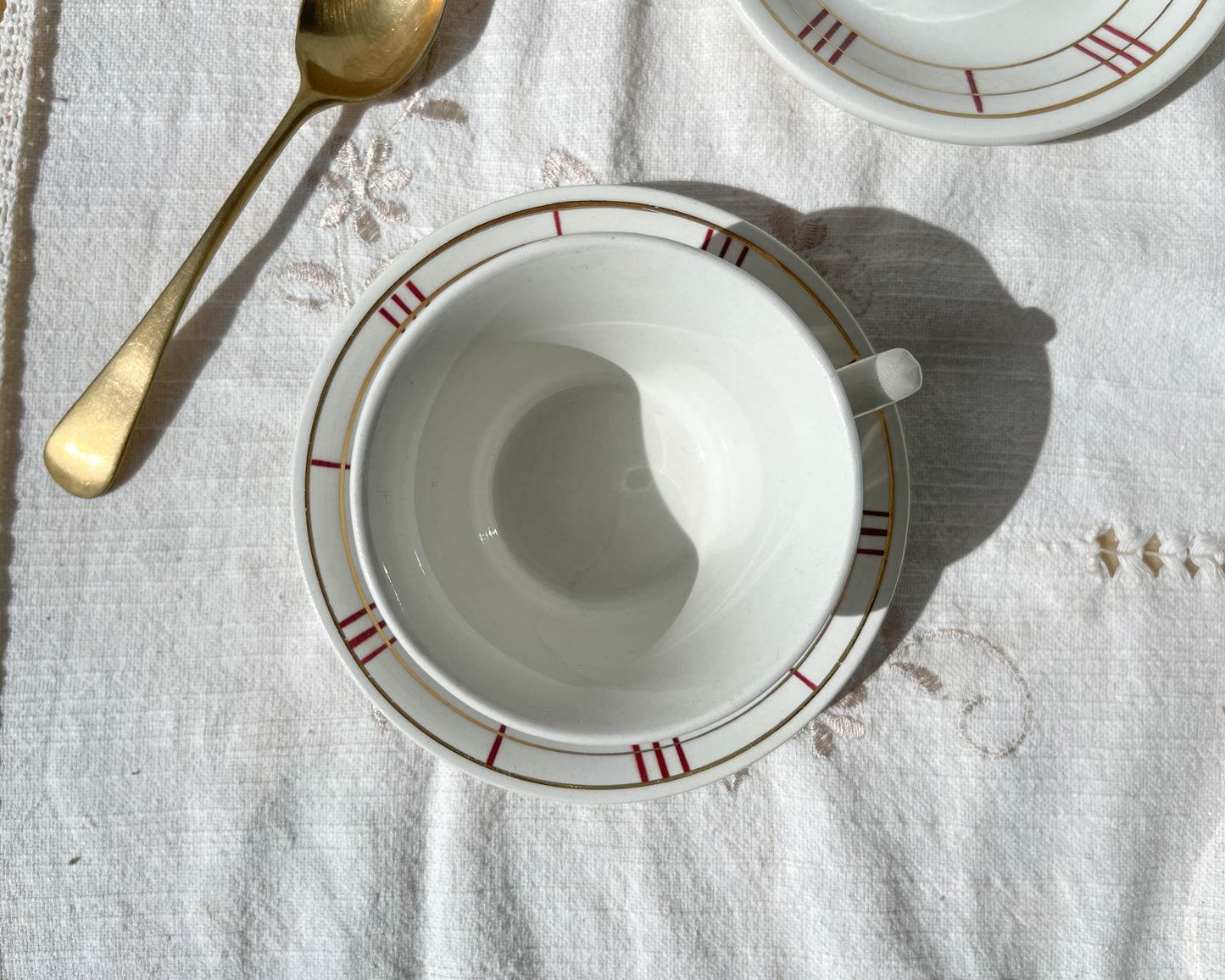 Service à thé vintage en porcelaine blanche à rayures Moulin des Loups Orcerame modèle "Richelieu"