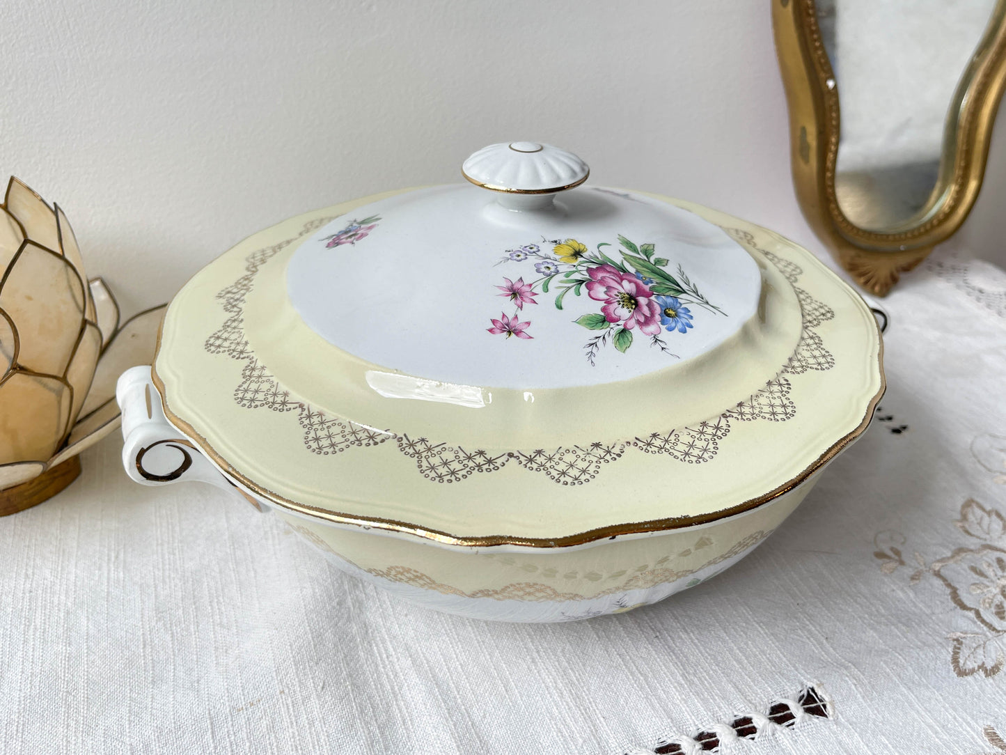 Soupière porcelaine vintage fleuri blanche jaune doré L'Amandinoise 38754 France 1950s