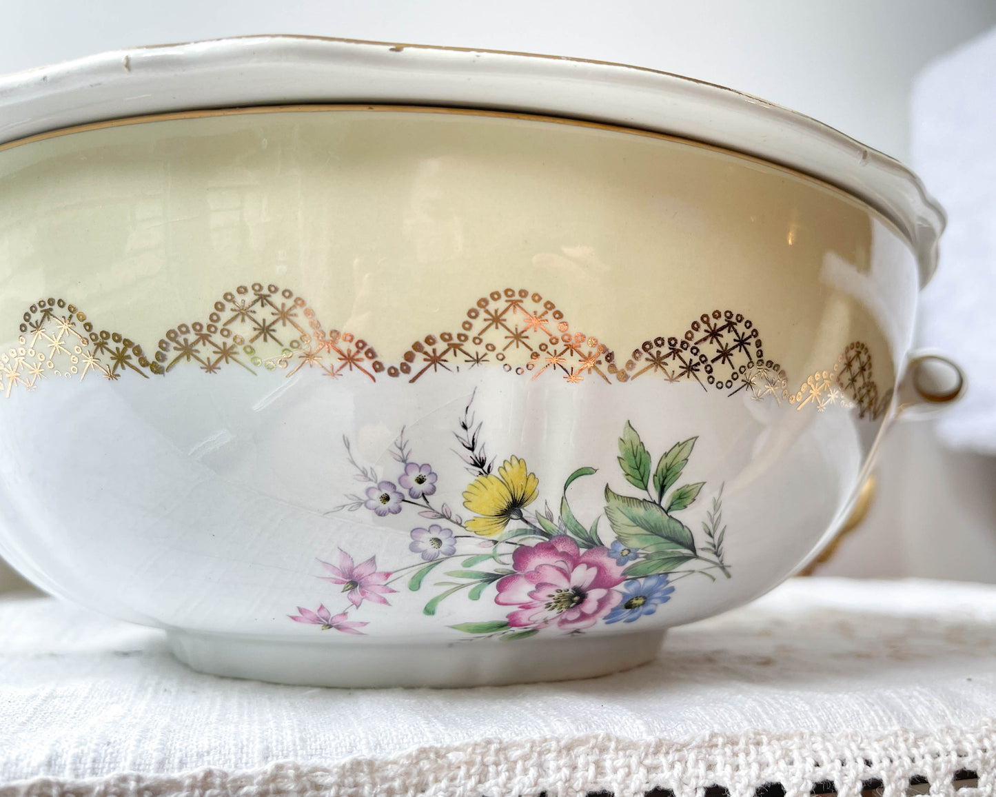 Soupière porcelaine vintage fleuri blanche jaune doré L'Amandinoise 38754 France 1950s