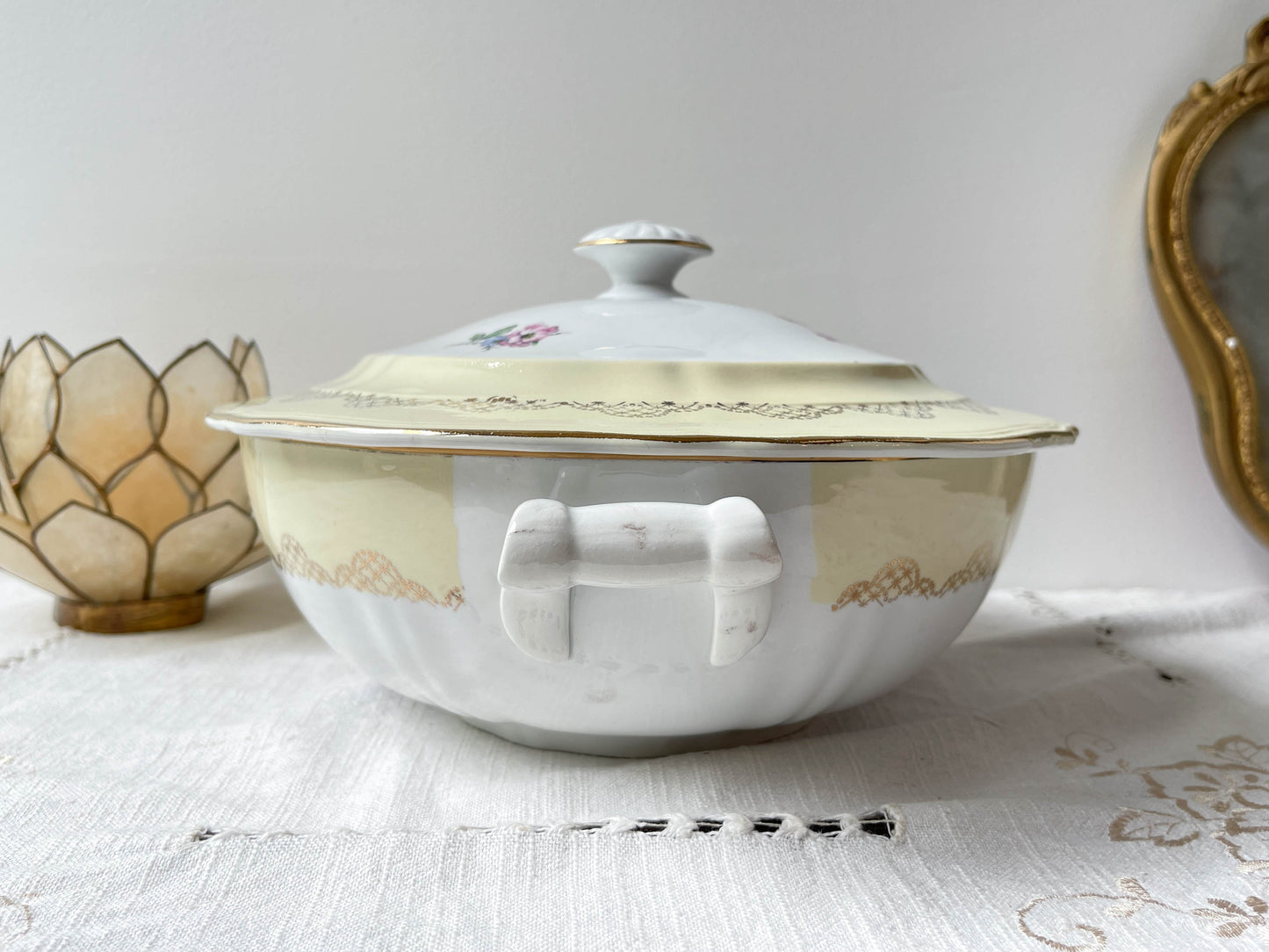 Soupière porcelaine vintage fleuri blanche jaune doré L'Amandinoise 38754 France 1950s