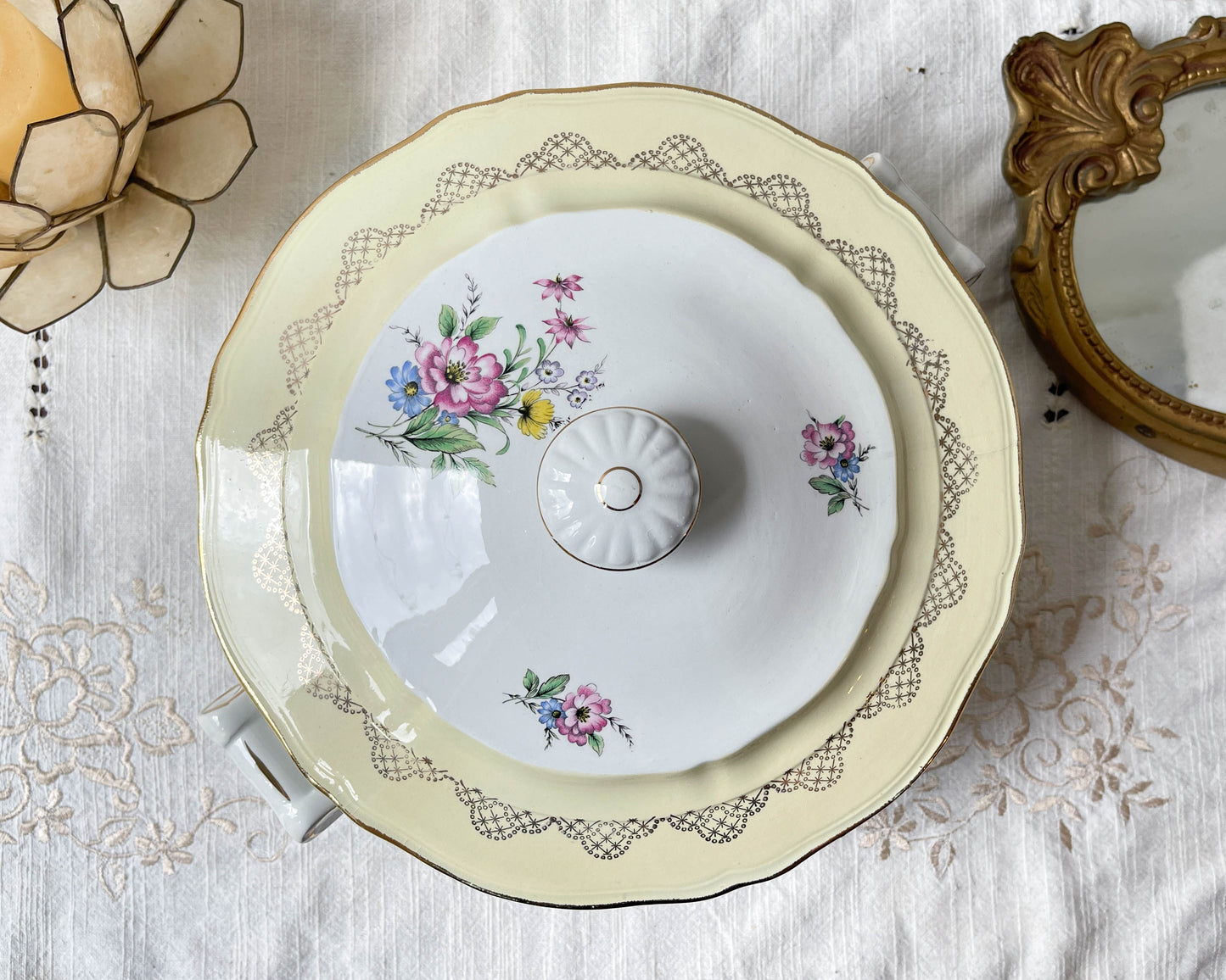 Soupière porcelaine vintage fleuri blanche jaune doré L'Amandinoise 38754 France 1950s