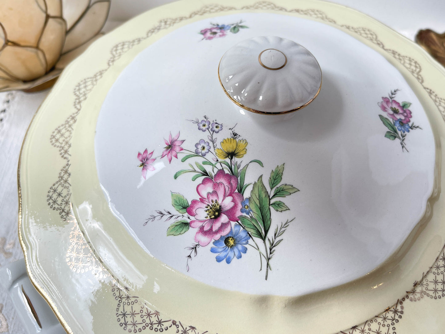 Soupière porcelaine vintage fleuri blanche jaune doré L'Amandinoise 38754 France 1950s