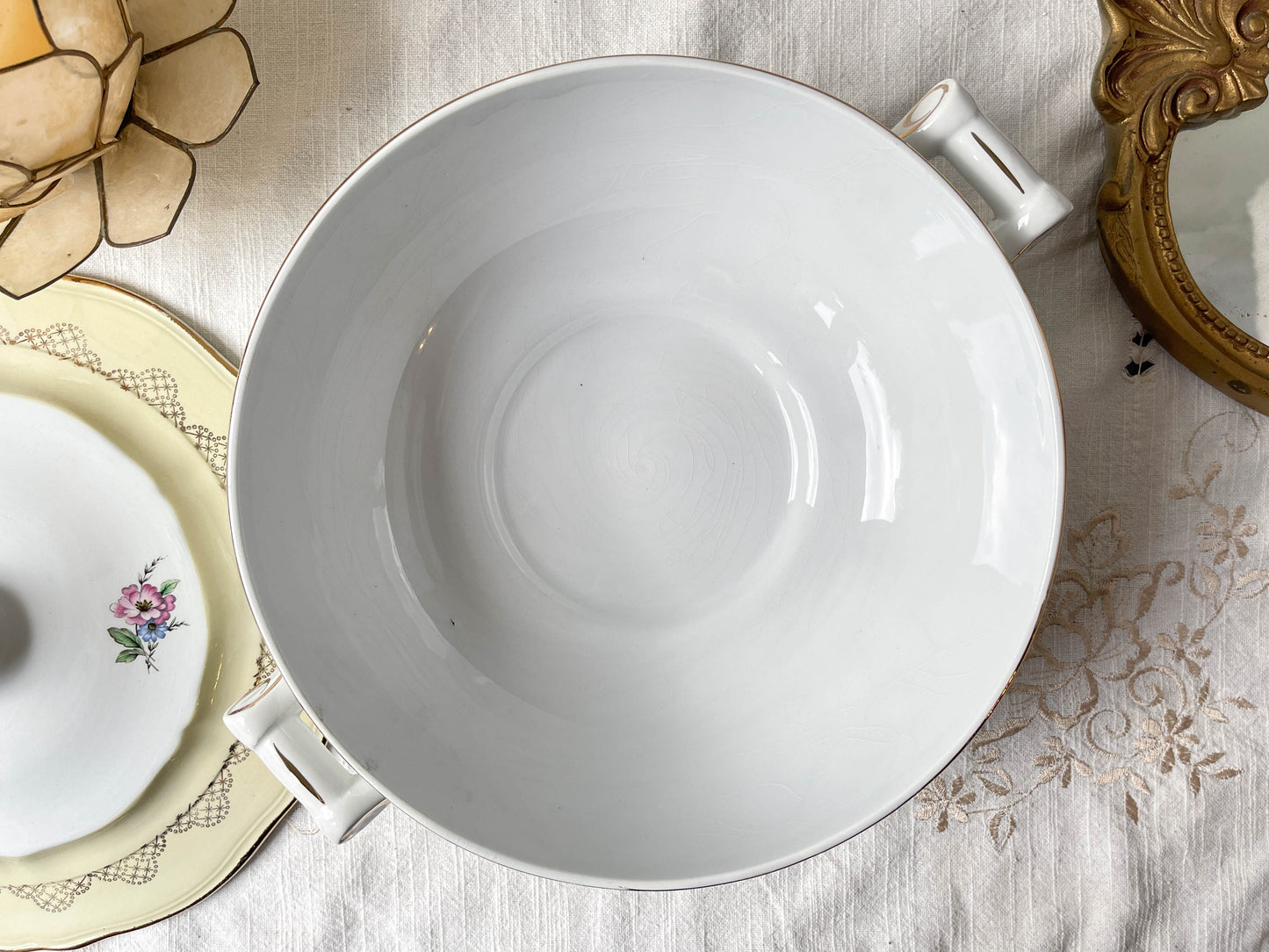 Soupière porcelaine vintage fleuri blanche jaune doré L'Amandinoise 38754 France 1950s