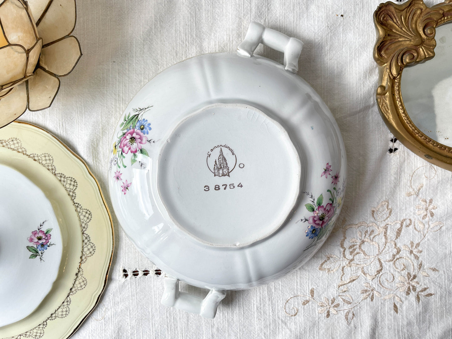 Soupière porcelaine vintage fleuri blanche jaune doré L'Amandinoise 38754 France 1950s