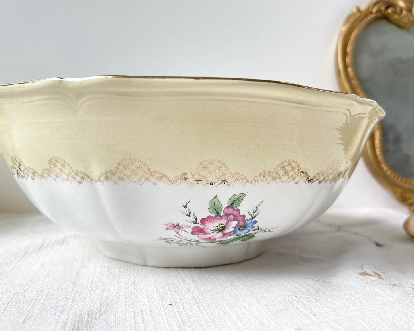 Saladier porcelaine vintage fleuri blanche jaune doré L'Amandinoise 38754 France 1950s