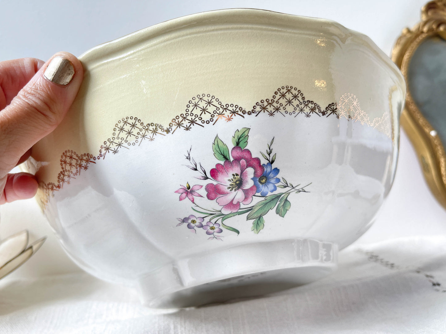 Saladier porcelaine vintage fleuri blanche jaune doré L'Amandinoise 38754 France 1950s