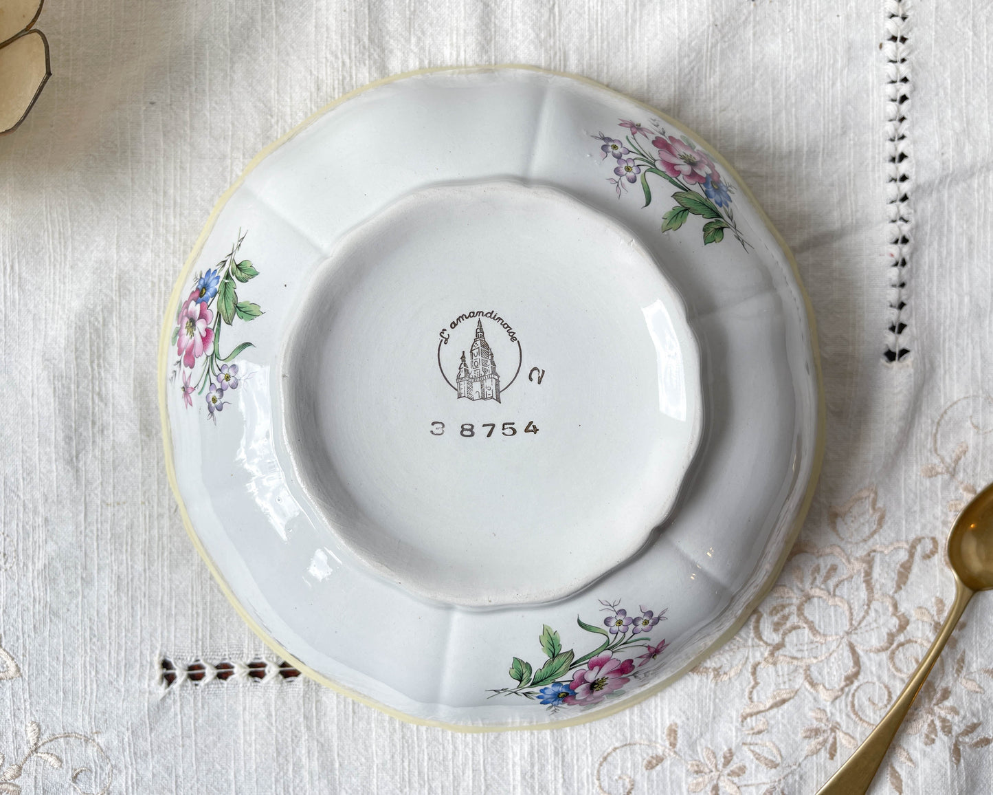Saladier porcelaine vintage fleuri blanche jaune doré L'Amandinoise 38754 France 1950s