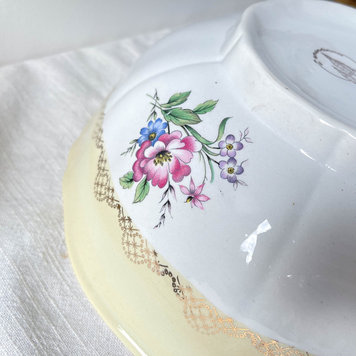 Saladier porcelaine vintage fleuri blanche jaune doré L'Amandinoise 38754 France 1950s