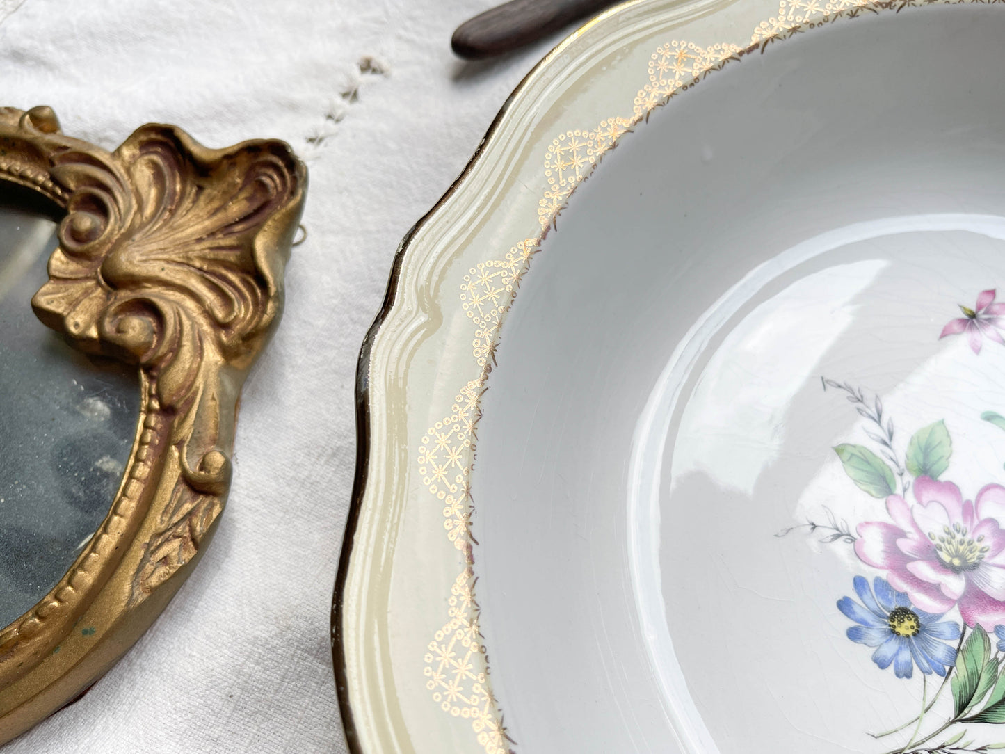 Plat creux porcelaine vintage fleuri blanche jaune doré L'Amandinoise 38754 France 1950s