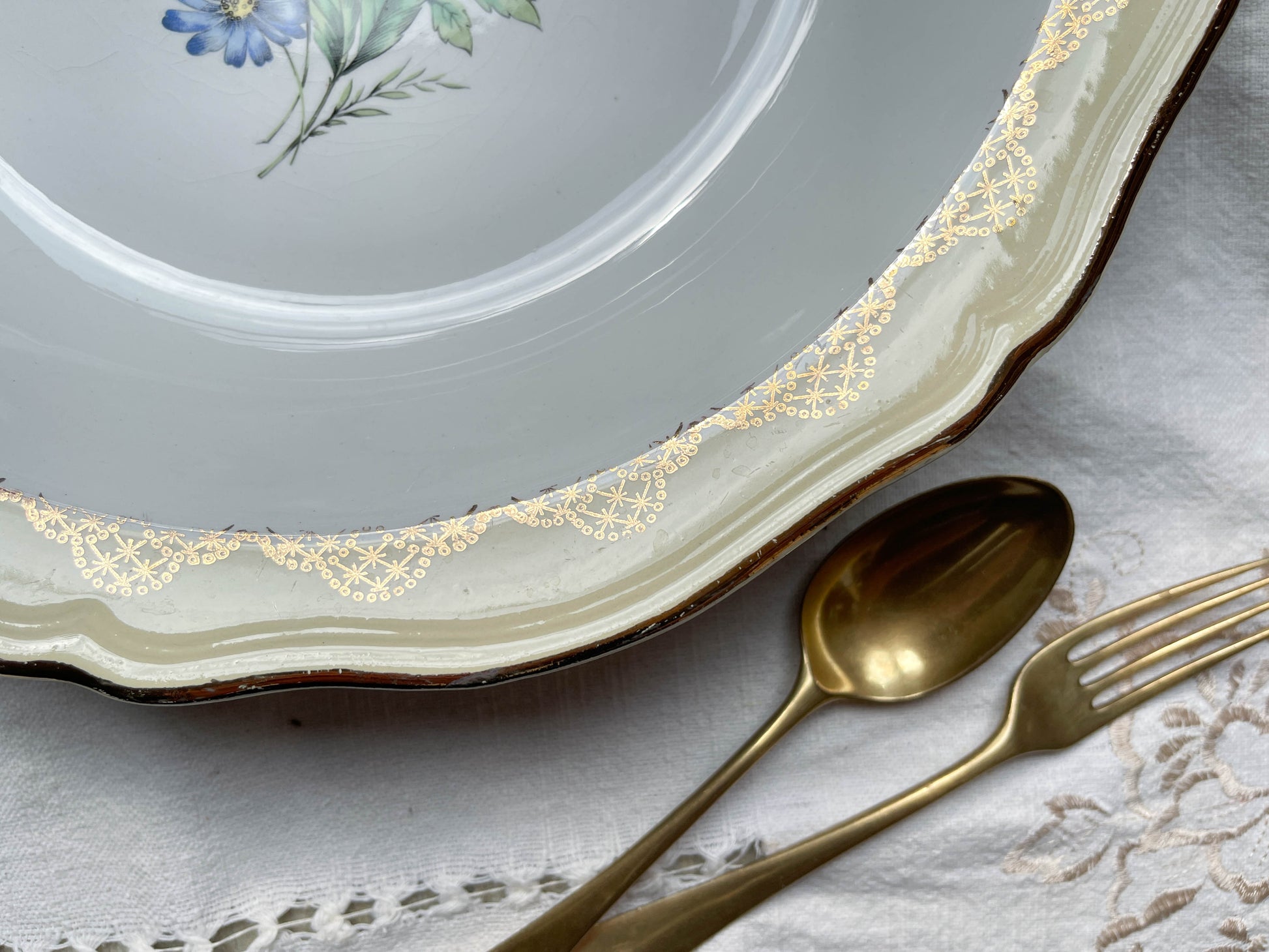 Plat creux porcelaine vintage fleuri blanche jaune doré L'Amandinoise 38754 France 1950s