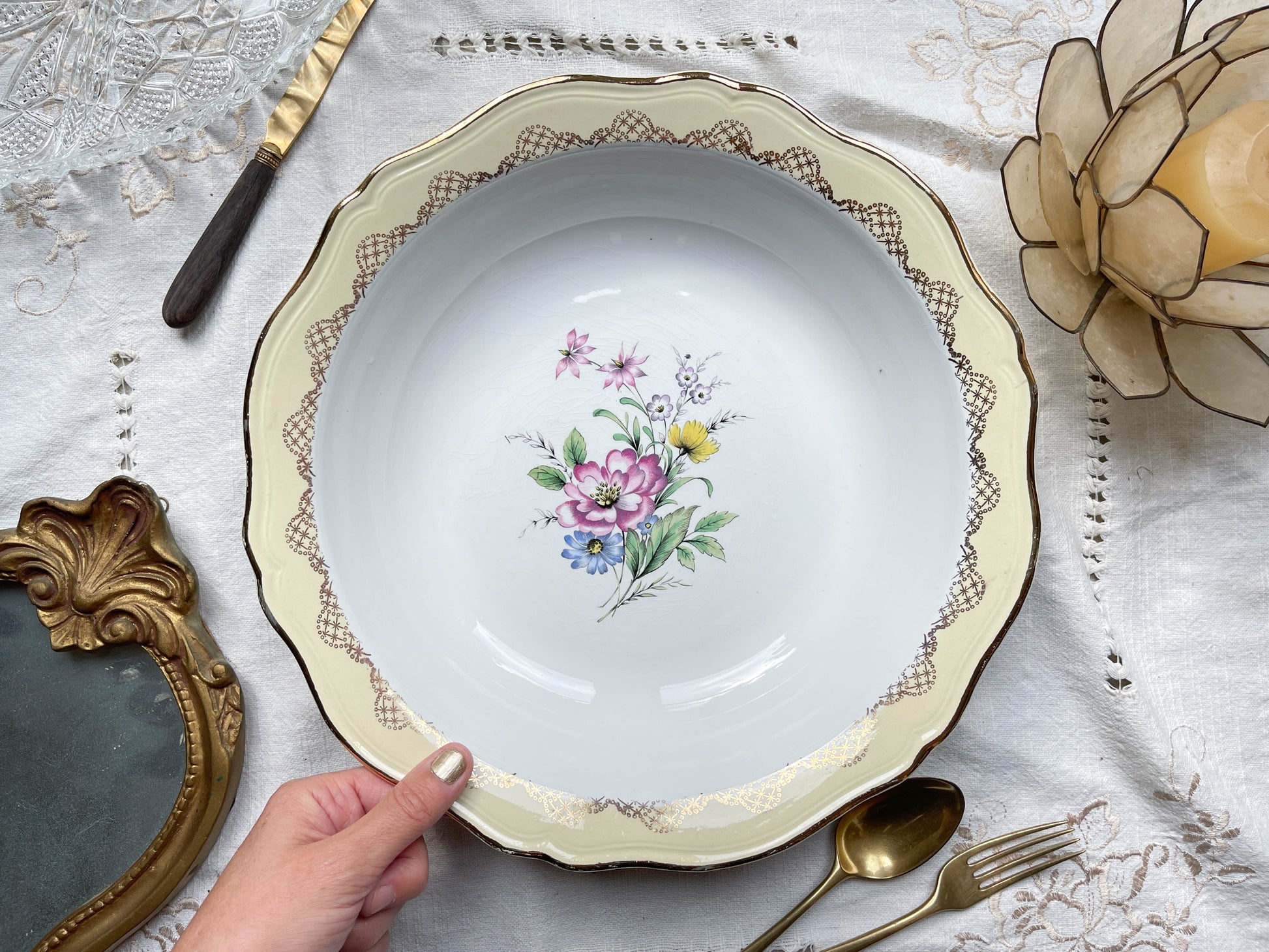 Plat creux porcelaine vintage fleuri blanche jaune doré L'Amandinoise 38754 France 1950s