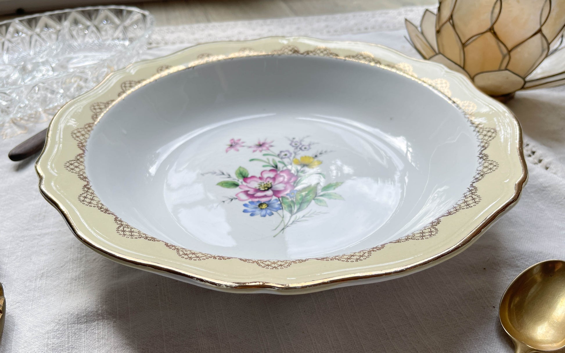 Plat creux porcelaine vintage fleuri blanche jaune doré L'Amandinoise 38754 France 1950s