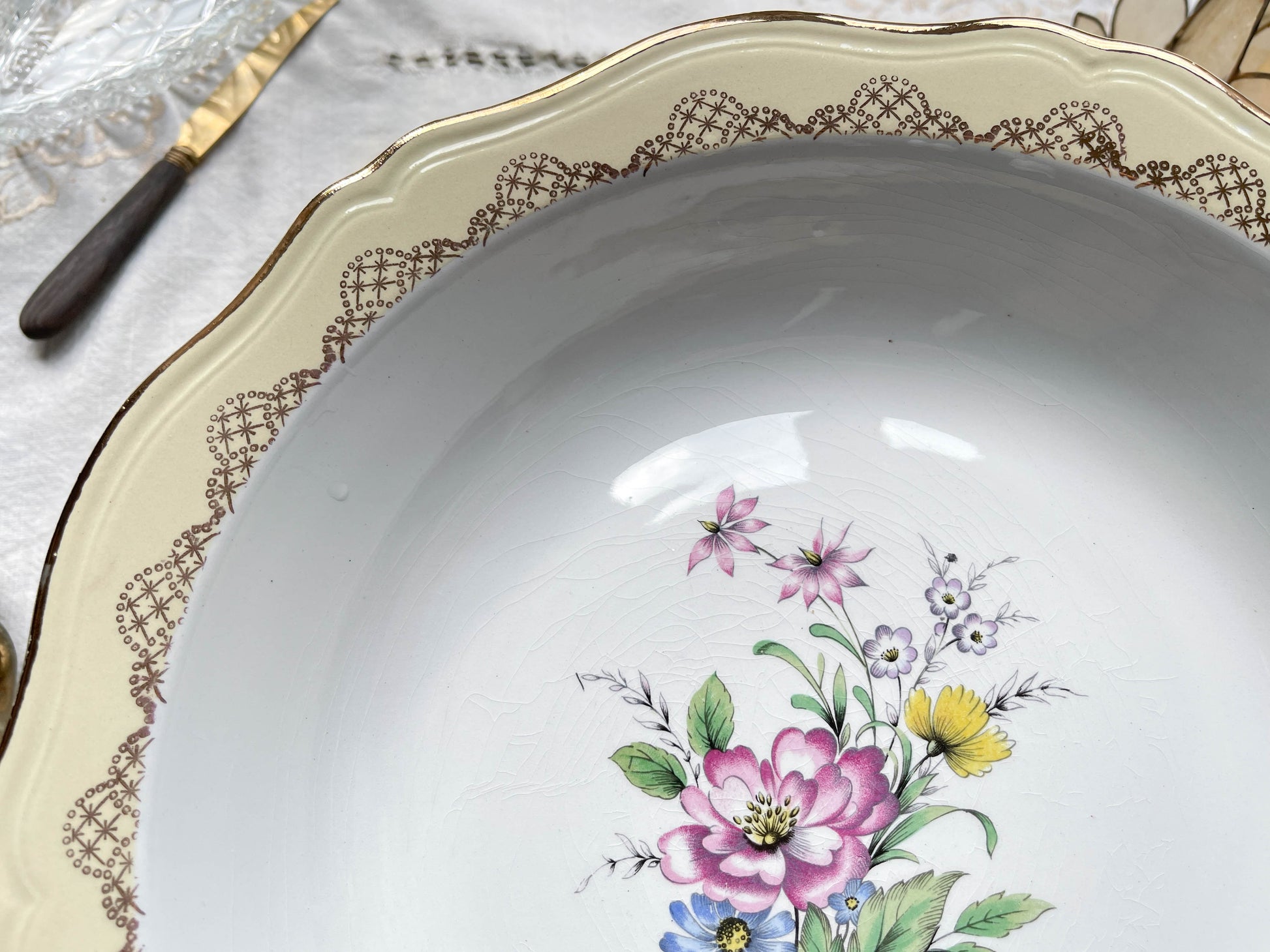 Plat creux porcelaine vintage fleuri blanche jaune doré L'Amandinoise 38754 France 1950s