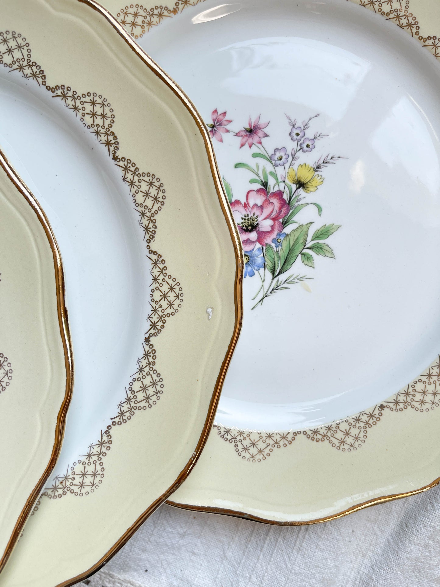 6 Assiettes plates en porcelaine vintage motif fleuri blanche jaune doré L'Amandinoise 38754