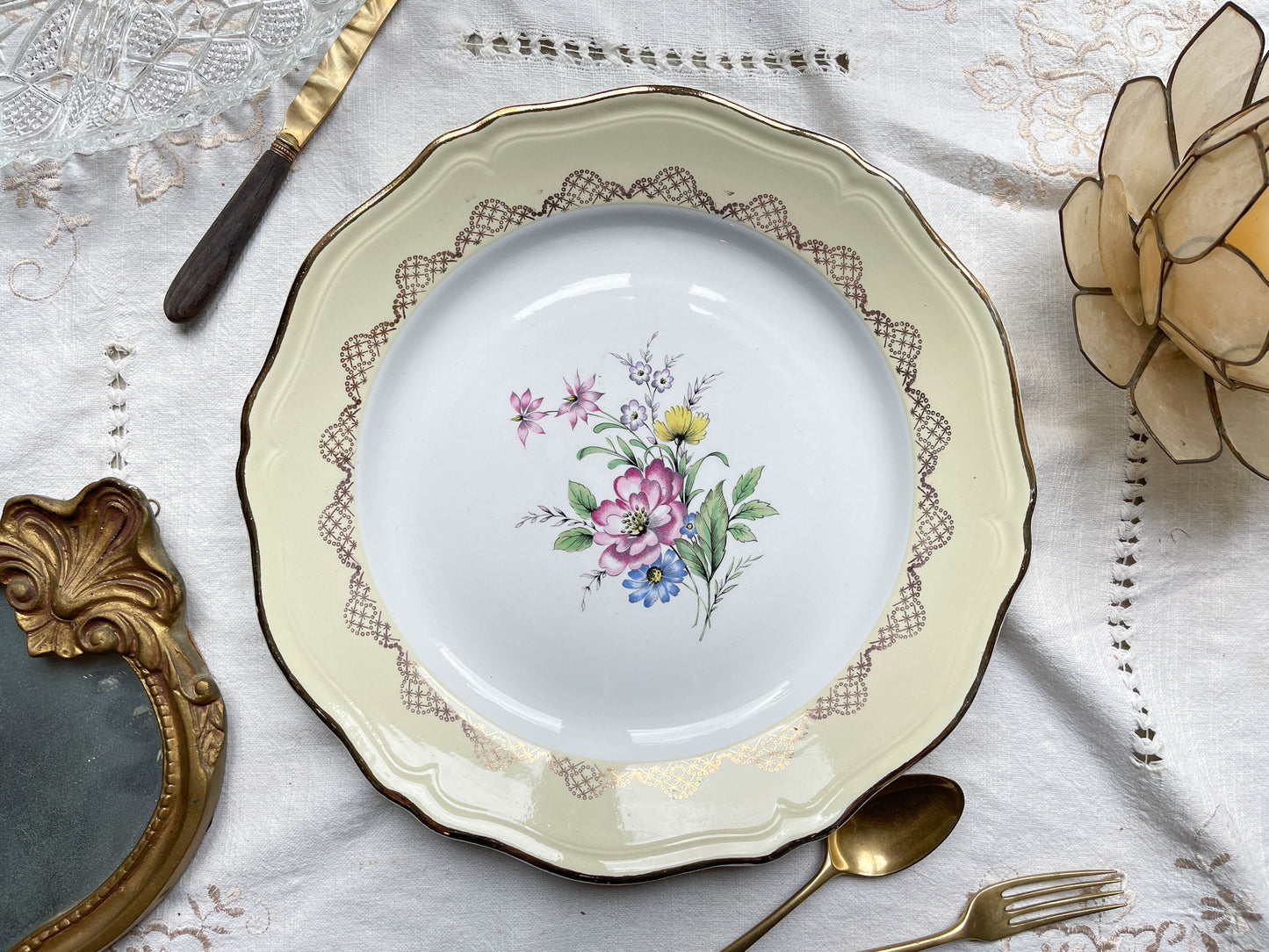 Plat rond porcelaine vintage fleuri blanche jaune doré L'Amandinoise 38754 France 1950s