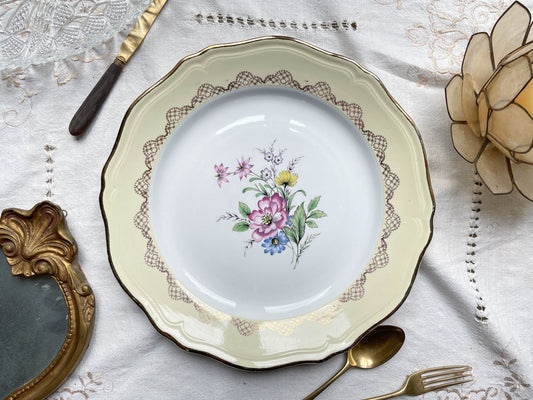 Plat rond porcelaine vintage fleuri blanche jaune doré L'Amandinoise 38754 France 1950s