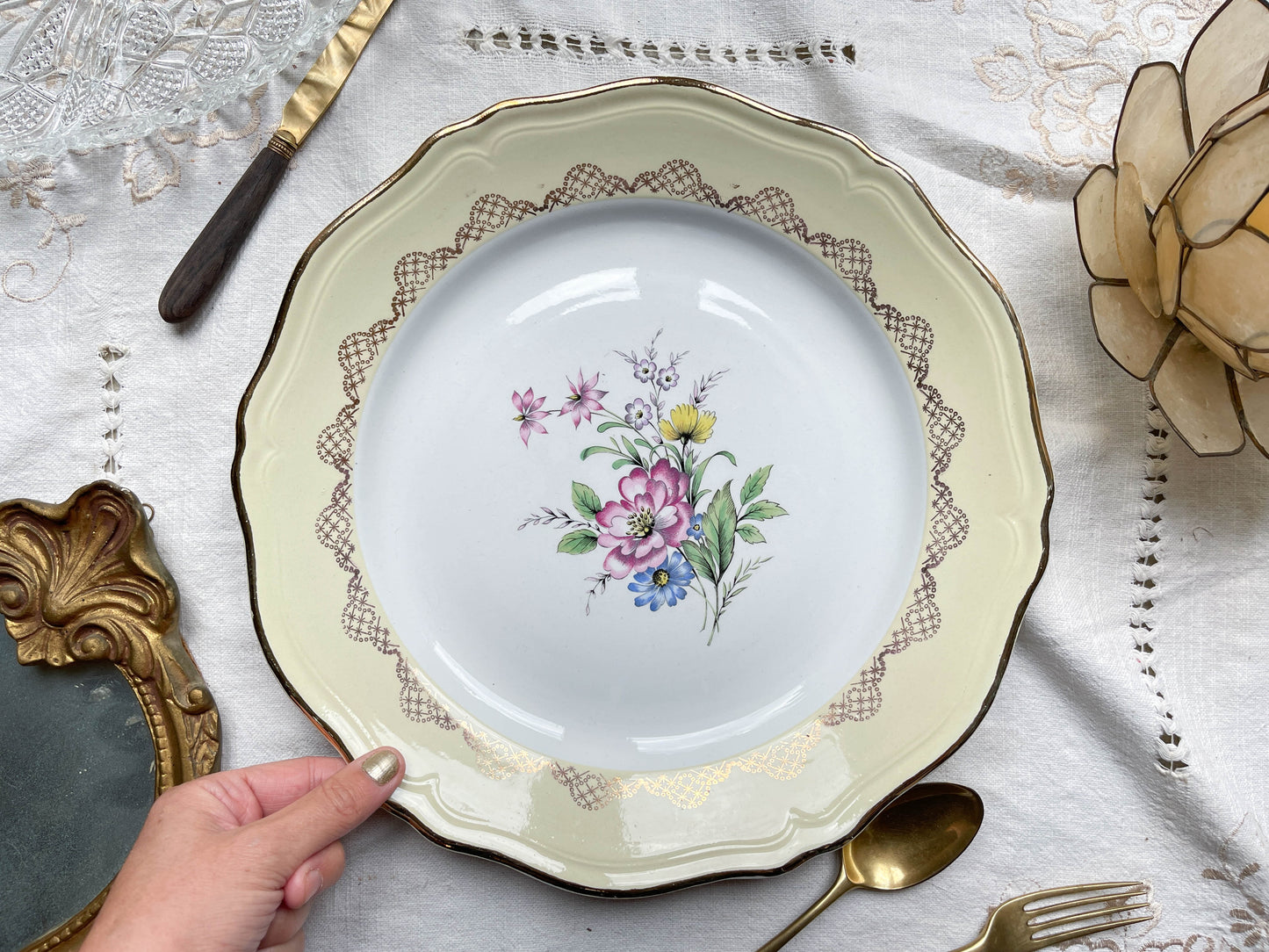 Plat rond porcelaine vintage fleuri blanche jaune doré L'Amandinoise 38754 France 1950s