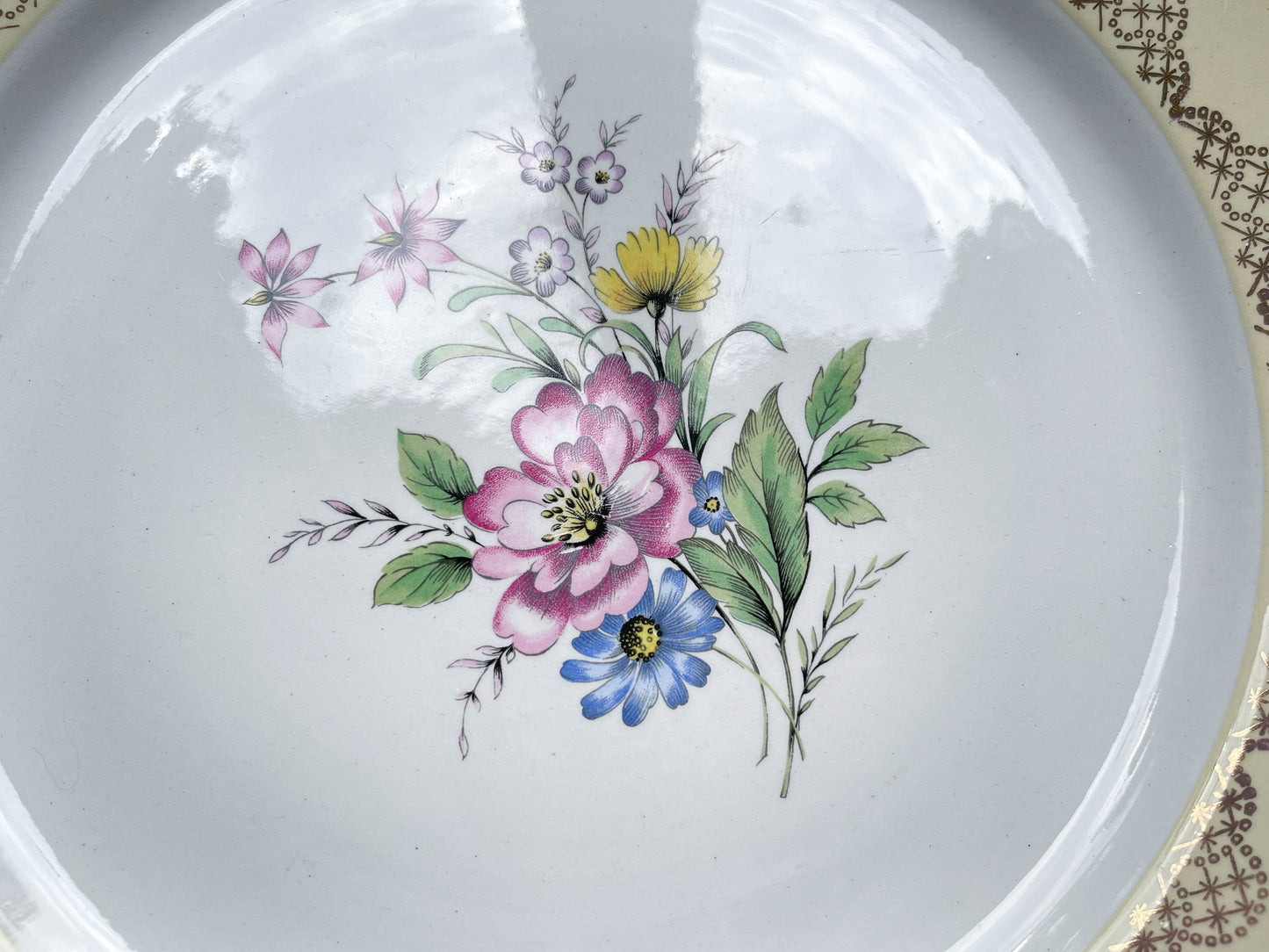 Plat rond porcelaine vintage fleuri blanche jaune doré L'Amandinoise 38754 France 1950s