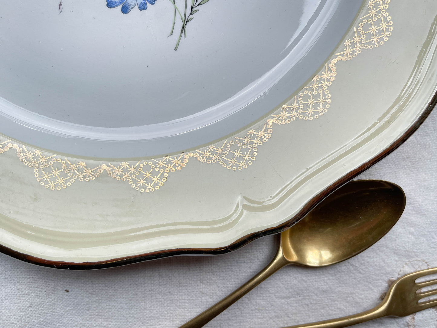Plat rond porcelaine vintage fleuri blanche jaune doré L'Amandinoise 38754 France 1950s