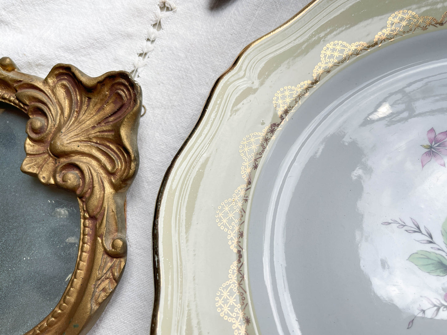 Plat rond porcelaine vintage fleuri blanche jaune doré L'Amandinoise 38754 France 1950s