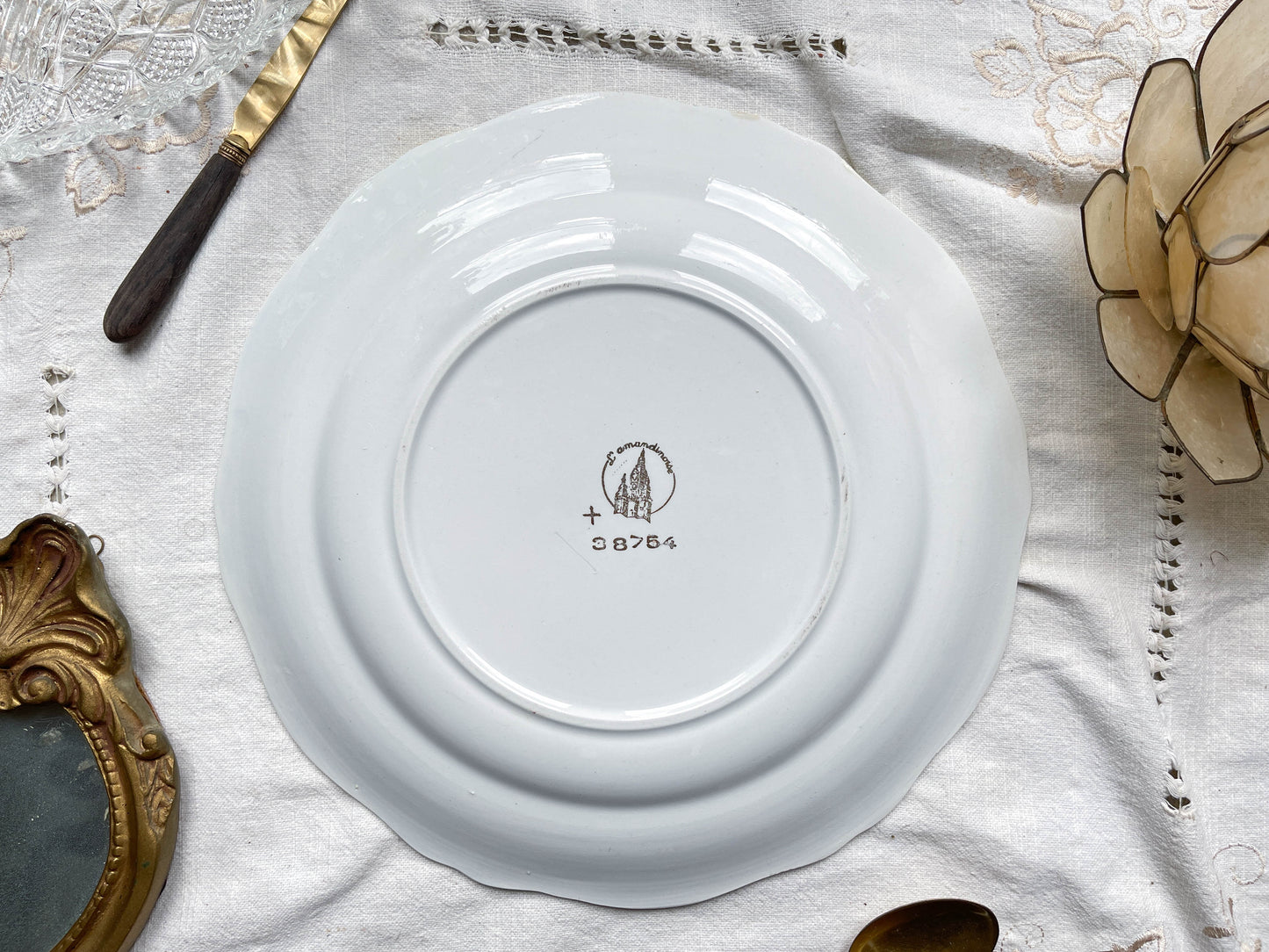 Plat rond porcelaine vintage fleuri blanche jaune doré L'Amandinoise 38754 France 1950s