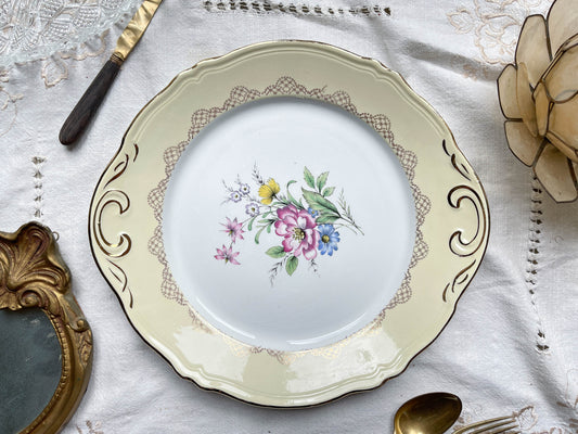 Plat à gâteau porcelaine vintage fleuri blanche jaune doré L'Amandinoise 38754 France 1950s