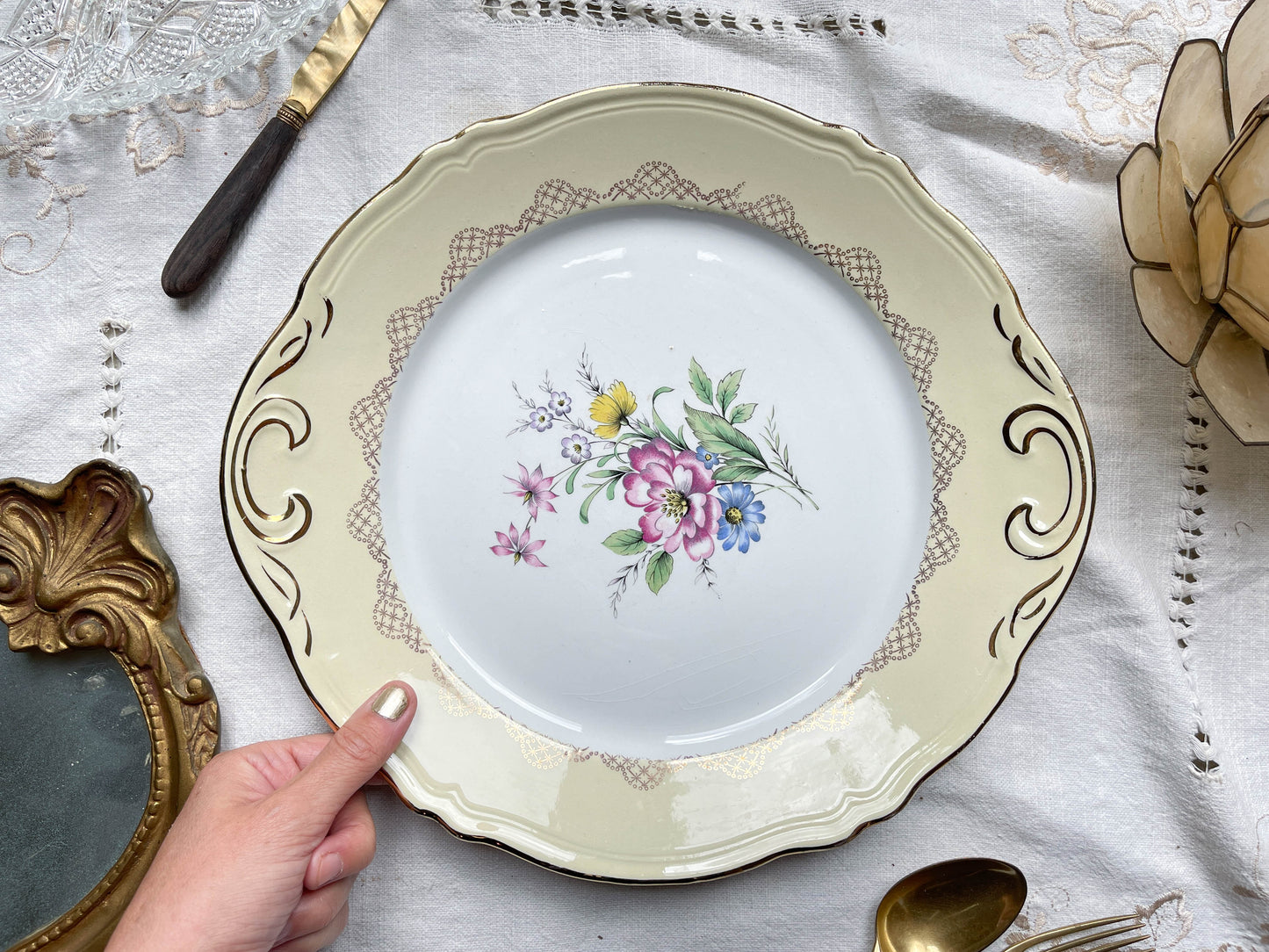 Plat à gâteau porcelaine vintage fleuri blanche jaune doré L'Amandinoise 38754 France 1950s