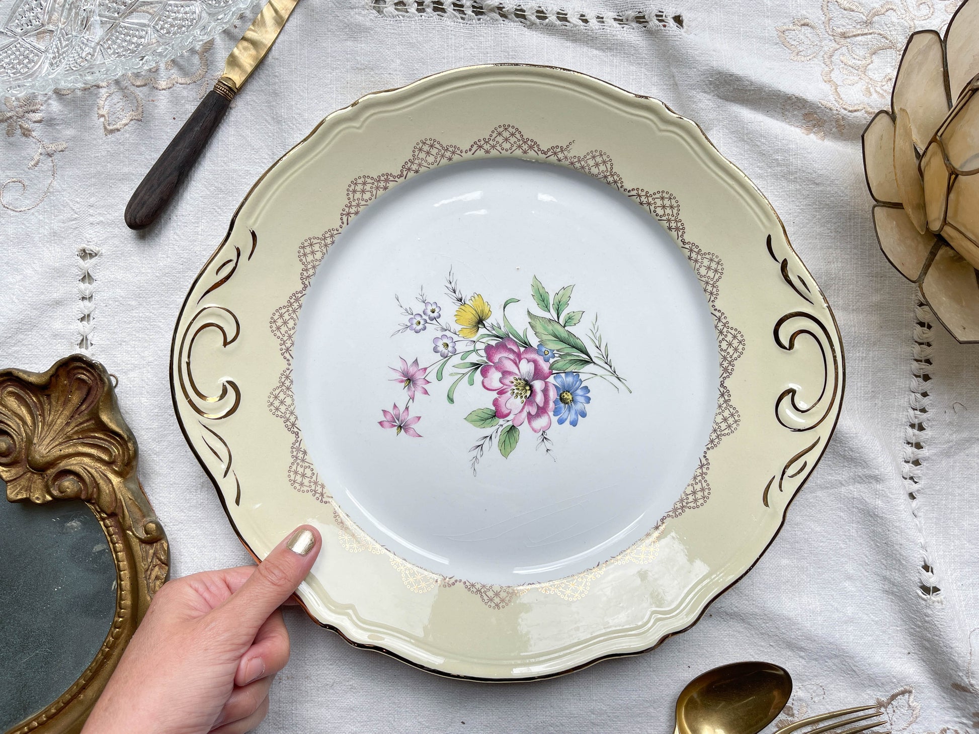Plat à gâteau porcelaine vintage fleuri blanche jaune doré L'Amandinoise 38754 France 1950s