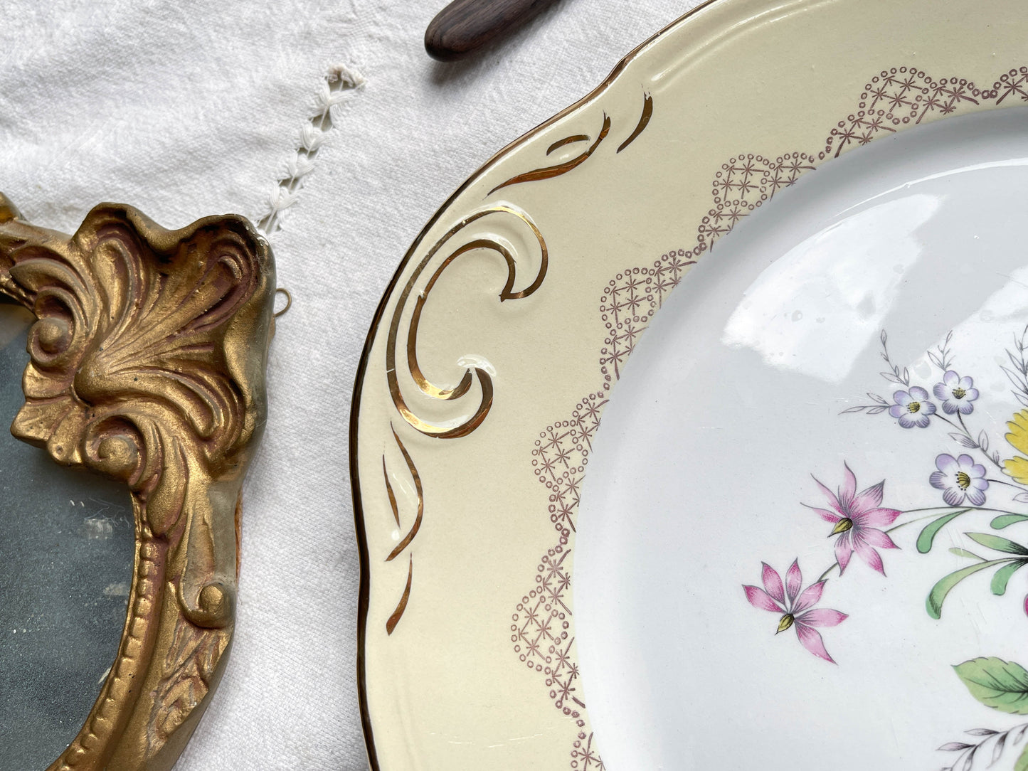 Plat à gâteau porcelaine vintage fleuri blanche jaune doré L'Amandinoise 38754 France 1950s